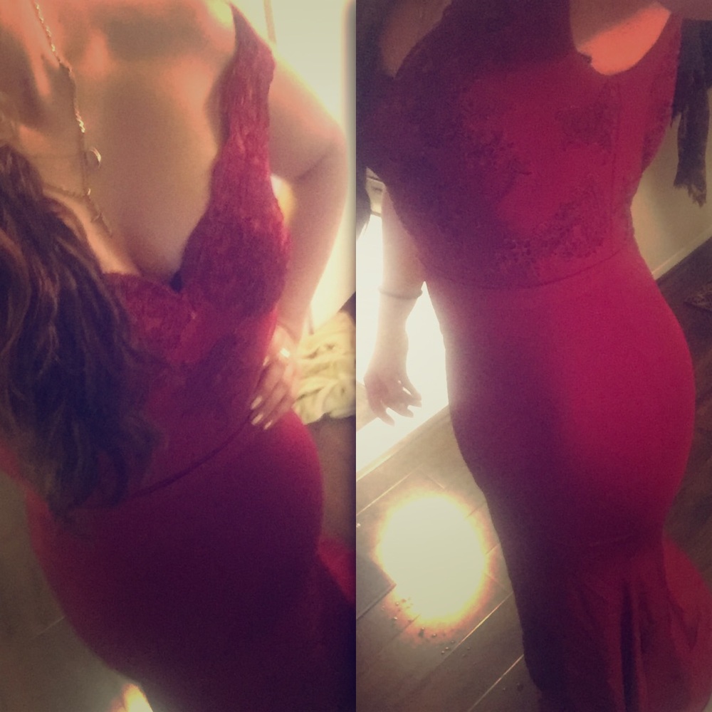 Burgundy off the shoulder mermaid gown! 💃🏻